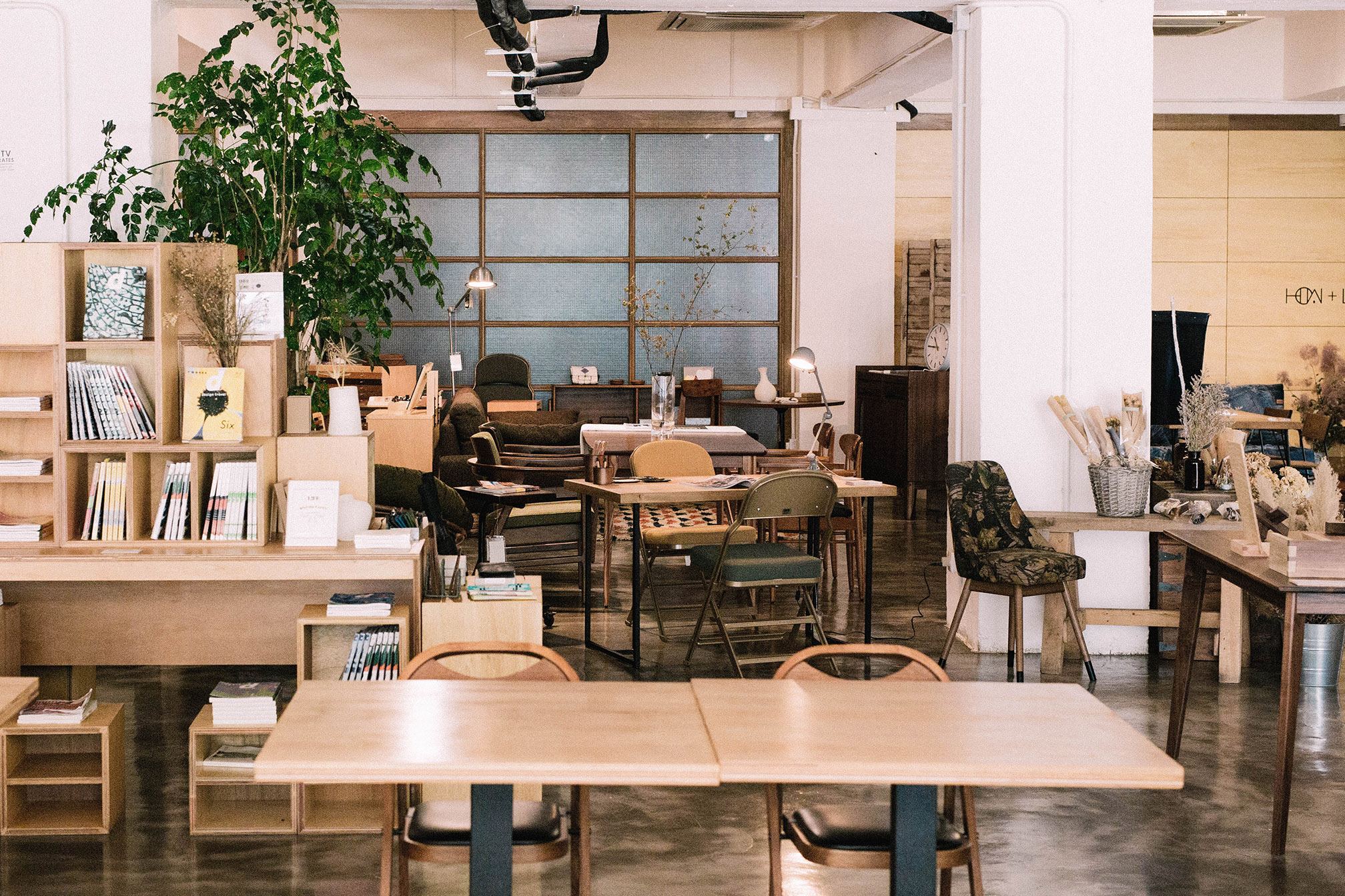 HOW Department⎜Furnitures, Living Goods, Hair Salon, Cafe HOW to live